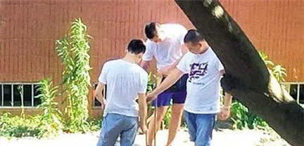 男子当街生火烤狗：火烤过程狗狗不断发出呻吟声 | 宠物新闻资讯