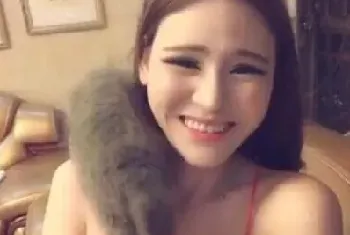 女主播带宠物猫上直播，网友看后直呼放开那只猫冲我来！