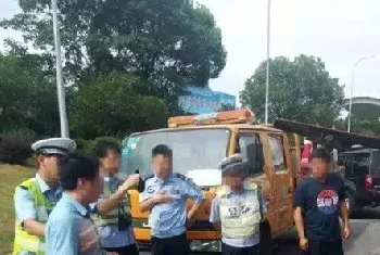 浙江一车乘客坐在28箱蛇上面竟浑然不知