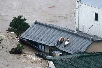 日本18号台风致茨城县洪涝灾害 居民抱狗爬屋顶等救援