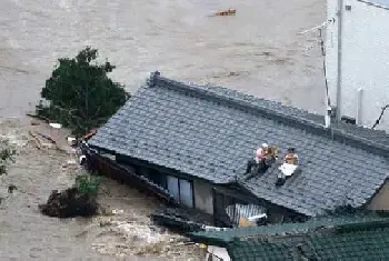 日本连续暴雨房屋被淹 汪星人与主人一起爬到楼顶等支援